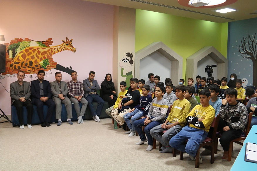 قصهگویی یکی از رایجترین راههای انتقال تجربه به کودکان است