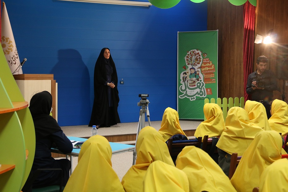 قصهگویی یکی از رایجترین راههای انتقال تجربه به کودکان است