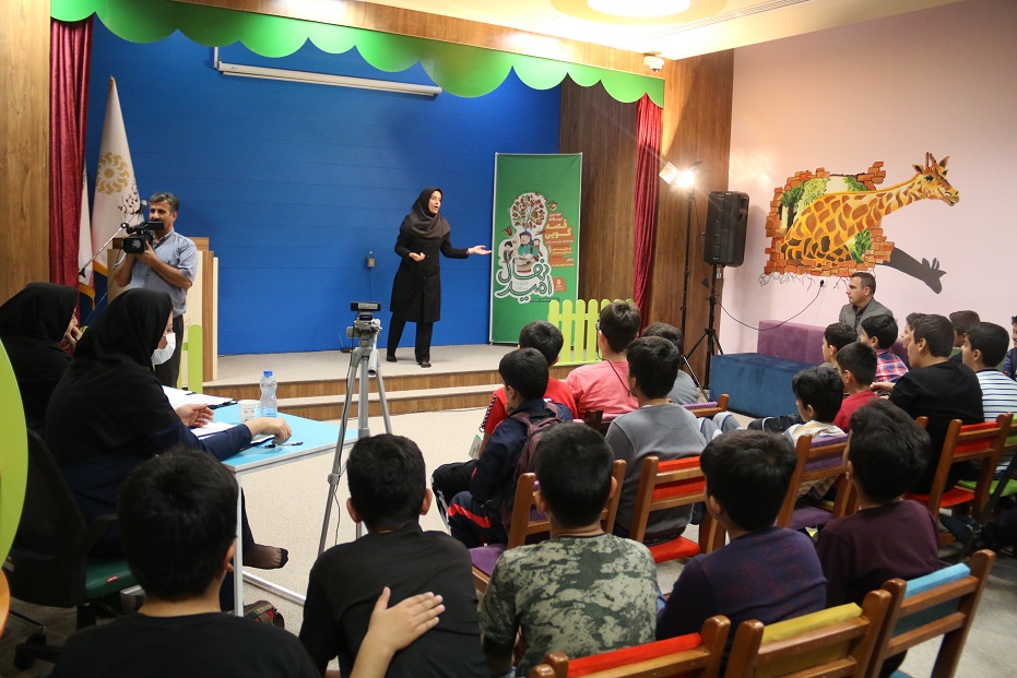 قصهگویی یکی از رایجترین راههای انتقال تجربه به کودکان است