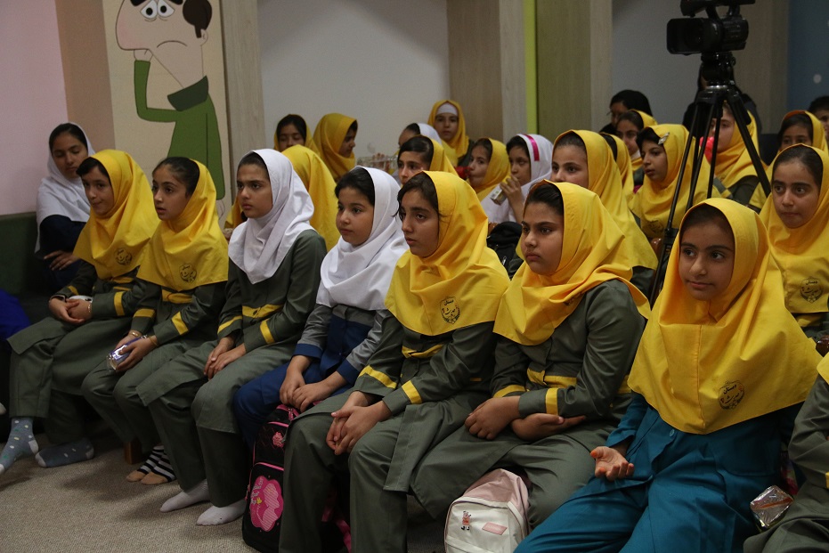 قصهگویی یکی از رایجترین راههای انتقال تجربه به کودکان است