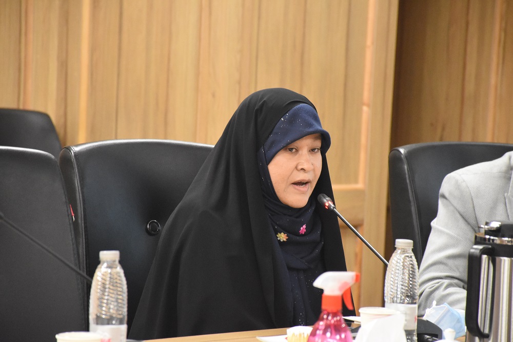 شاعران میتوانند زیباییها را در قالب شعر به جامعه عرضه کنند