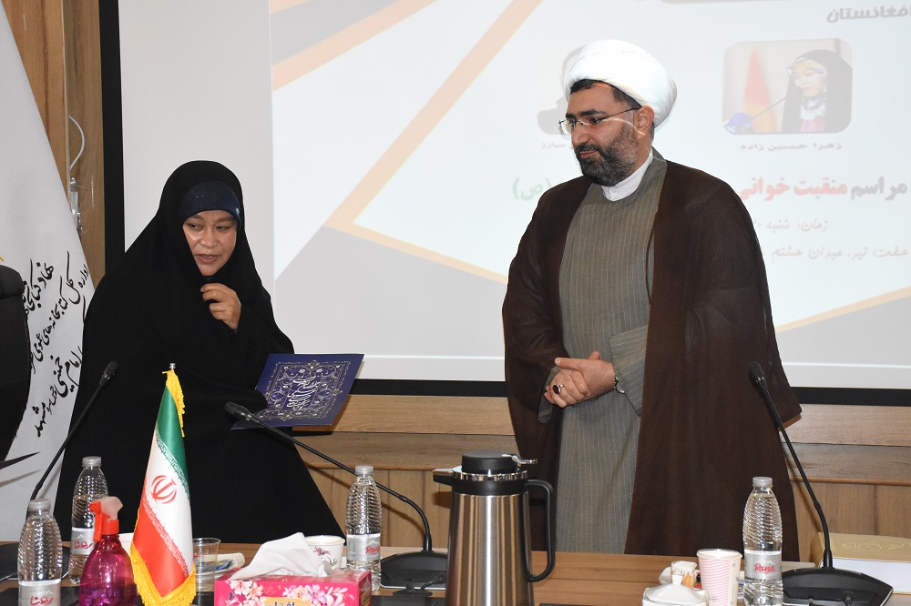 شاعران میتوانند زیباییها را در قالب شعر به جامعه عرضه کنند