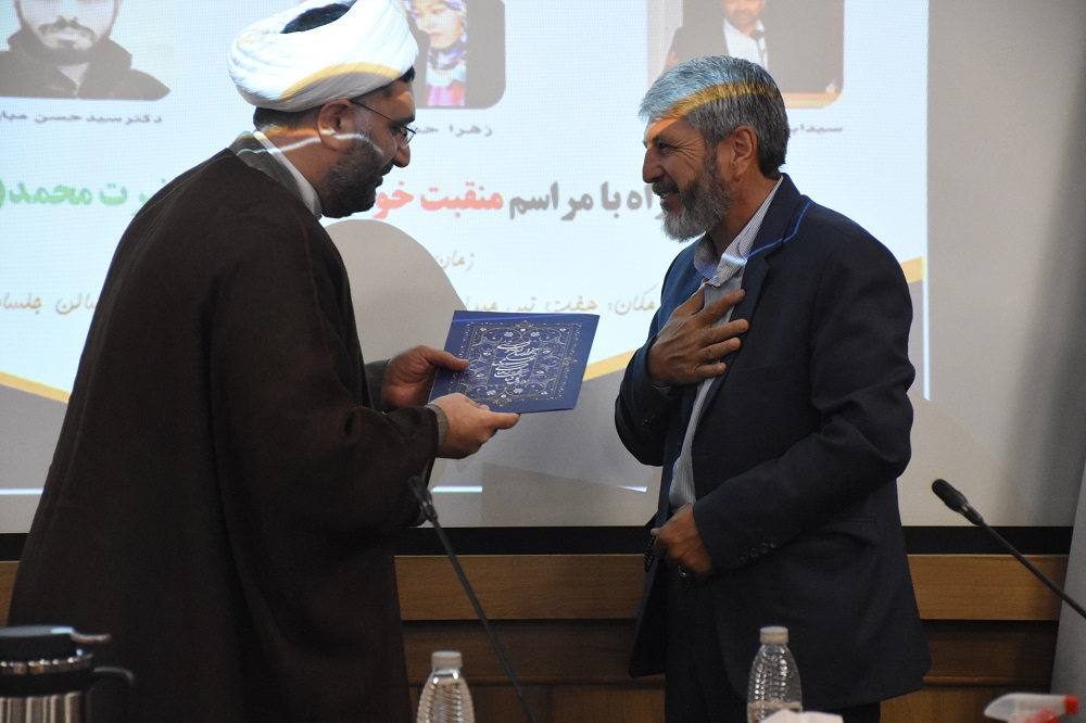 شاعران میتوانند زیباییها را در قالب شعر به جامعه عرضه کنند