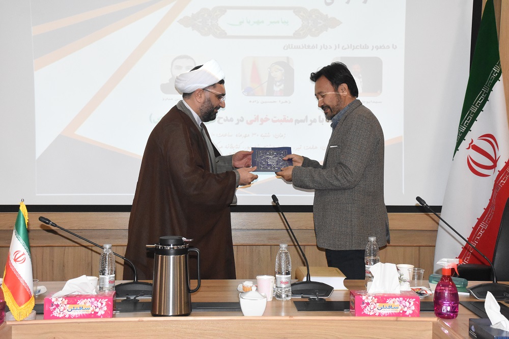 شاعران میتوانند زیباییها را در قالب شعر به جامعه عرضه کنند