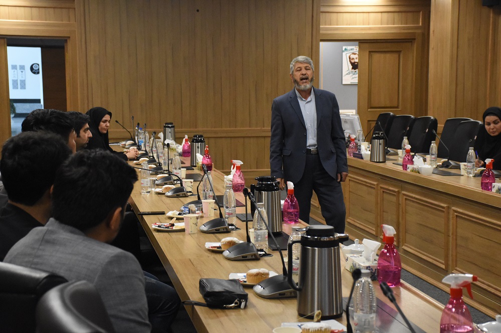 شاعران میتوانند زیباییها را در قالب شعر به جامعه عرضه کنند