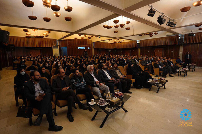 تغییر ساختار تأمین منابع بر اساس نیاز مخاطب/ صاحب سبک بودن نهاد در طراحی فضا و تجهیزات کتابخانهای/ ایجاد درگاه الکترونیک برای جریان مالی کتابخانهها