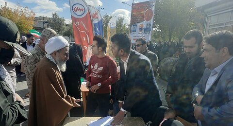 برپایی ایستگاه نقاشی اداره کتابخانه عمومی شهرستان چالدران در محل راهپیمایی