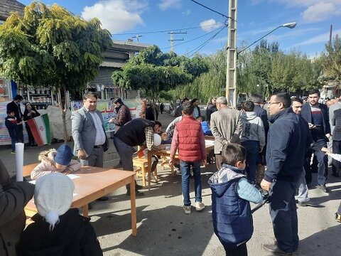 برپایی ایستگاه نقاشی اداره کتابخانه عمومی شهرستان چالدران در محل راهپیمایی  