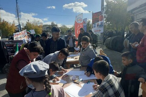 برپایی ایستگاه نقاشی اداره کتابخانه عمومی شهرستان چالدران در محل راهپیمایی  
