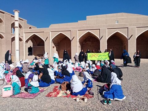 برنامههای کتابخوانی را متناسب با نیازهای مردم روستا طراحی میکنیم