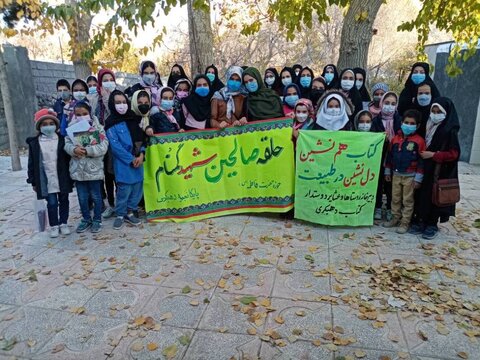 برنامههای کتابخوانی را متناسب با نیازهای مردم روستا طراحی میکنیم