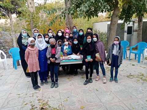 برنامههای کتابخوانی را متناسب با نیازهای مردم روستا طراحی میکنیم