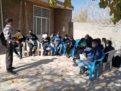 برنامههای کتابخوانی را متناسب با نیازهای مردم روستا طراحی میکنیم