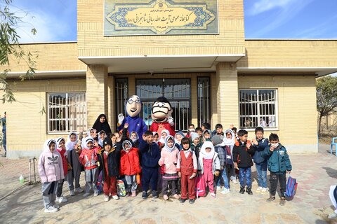 در برگزاری برنامههای کتابخوانی در کنار مردم روستای شاهنجرین خواهیم بود