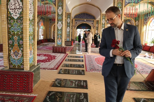 کتابداران گرمساری با آرمانهای امام راحل و شهداء تجدید پیمان کردند