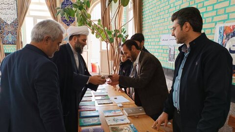 غرفه فرهنگی- ترویجی کتابخانههای عمومی آذربایجانغربی در مصلاهای نمازجمعه برپا شد