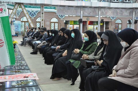 هفته کتاب در گیلان با جمعخوانی کتاب «مروری بر خاطرات فرمانده نابغه در گلزار شهدای رشت آغاز شد