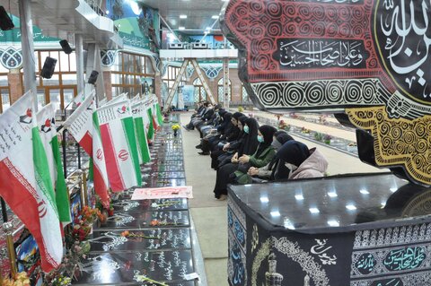 هفته کتاب در گیلان با جمعخوانی کتاب «مروری بر خاطرات فرمانده نابغه در گلزار شهدای رشت آغاز شد