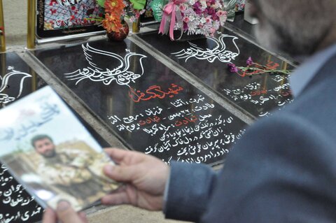 هفته کتاب در گیلان با جمعخوانی کتاب «مروری بر خاطرات فرمانده نابغه در گلزار شهدای رشت آغاز شد