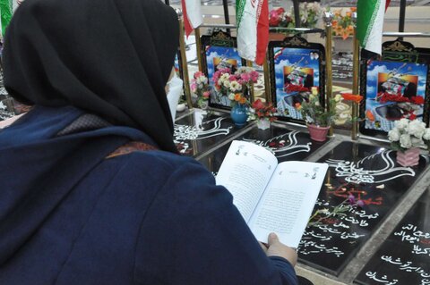 هفته کتاب در گیلان با جمعخوانی کتاب «مروری بر خاطرات فرمانده نابغه در گلزار شهدای رشت آغاز شد