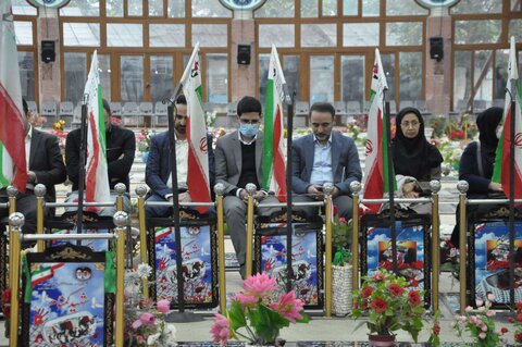 هفته کتاب در گیلان با جمعخوانی کتاب «مروری بر خاطرات فرمانده نابغه در گلزار شهدای رشت آغاز شد