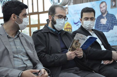 هفته کتاب در گیلان با جمعخوانی کتاب «مروری بر خاطرات فرمانده نابغه در گلزار شهدای رشت آغاز شد