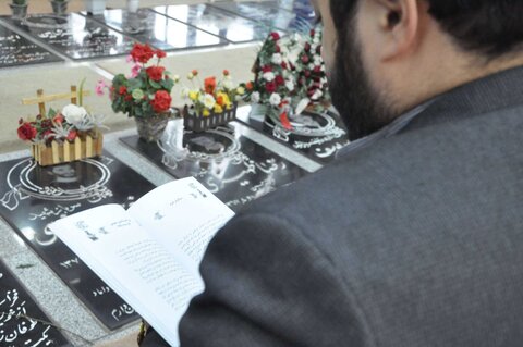 هفته کتاب در گیلان با جمعخوانی کتاب «مروری بر خاطرات فرمانده نابغه در گلزار شهدای رشت آغاز شد