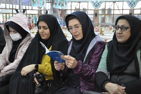 هفته کتاب در گیلان با جمعخوانی کتاب «مروری بر خاطرات فرمانده نابغه در گلزار شهدای رشت آغاز شد