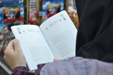 هفته کتاب در گیلان با جمعخوانی کتاب «مروری بر خاطرات فرمانده نابغه در گلزار شهدای رشت آغاز شد