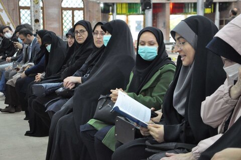 هفته کتاب در گیلان با جمعخوانی کتاب «مروری بر خاطرات فرمانده نابغه در گلزار شهدای رشت آغاز شد