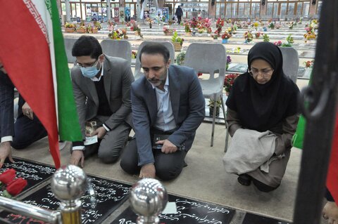 هفته کتاب در گیلان با جمعخوانی کتاب «مروری بر خاطرات فرمانده نابغه در گلزار شهدای رشت آغاز شد