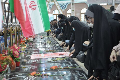 هفته کتاب در گیلان با جمعخوانی کتاب «مروری بر خاطرات فرمانده نابغه در گلزار شهدای رشت آغاز شد