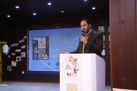 پوستر سیامین دوره هفته کتاب رونمایی شد / زنگ کتاب و کتابخوانی در مدرسه حضرت زهرا(س) همدان نواخته شد