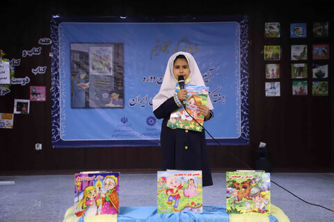 پوستر سیامین دوره هفته کتاب رونمایی شد / زنگ کتاب و کتابخوانی در مدرسه حضرت زهرا(س) همدان نواخته شد