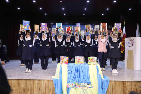 پوستر سیامین دوره هفته کتاب رونمایی شد / زنگ کتاب و کتابخوانی در مدرسه حضرت زهرا(س) همدان نواخته شد