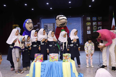 پوستر سیامین دوره هفته کتاب رونمایی شد / زنگ کتاب و کتابخوانی در مدرسه حضرت زهرا(س) همدان نواخته شد