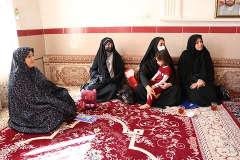 مدیرکل کتابخانههای عمومی ایلام با خانواده شهید علی غیوری زاده دیدار کرد