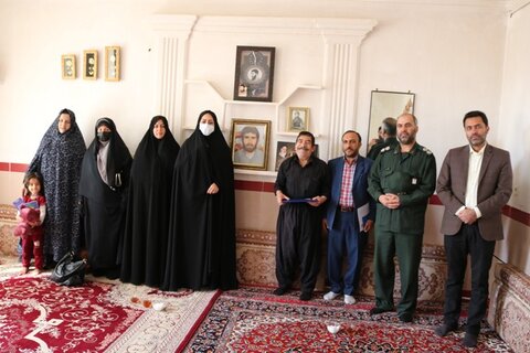 مدیرکل کتابخانههای عمومی ایلام با خانواده شهید علی غیوری زاده دیدار کرد