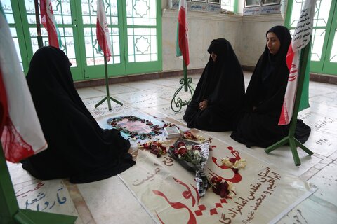 تجدید میثاق کارکنان اداره کل کتابخانههای عمومی قم با آرمانهای شهدای انقلاب اسلامی