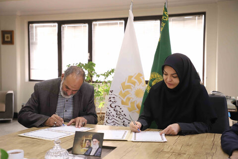 امضای تفاهمنامه همکاری اداره کل کتابخانههای عمومی با دبیرخانه کانونهای خدمت رضوی استان همدان