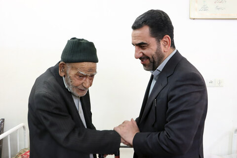 دیدار معاون استاندار یزد با پدر شهید خیّر کتابخانهساز یزدی