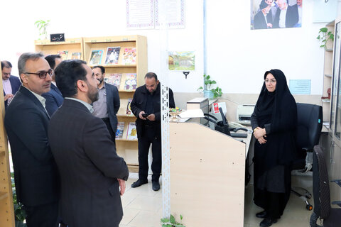 دیدار معاون استاندار یزد با پدر شهید خیّر کتابخانهساز یزدی