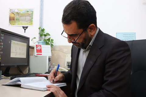 دیدار معاون استاندار یزد با پدر شهید خیّر کتابخانهساز یزدی