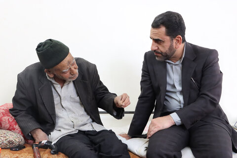 دیدار معاون استاندار یزد با پدر شهید خیّر کتابخانهساز یزدی