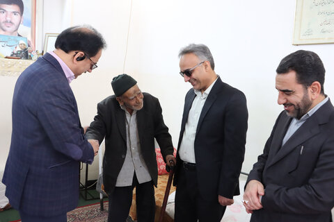 دیدار معاون استاندار یزد با پدر شهید خیّر کتابخانهساز یزدی