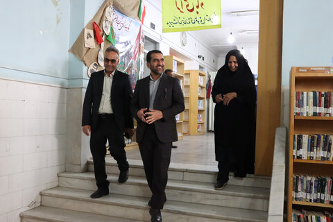 دیدار معاون استاندار یزد با پدر شهید خیّر کتابخانهساز یزدی