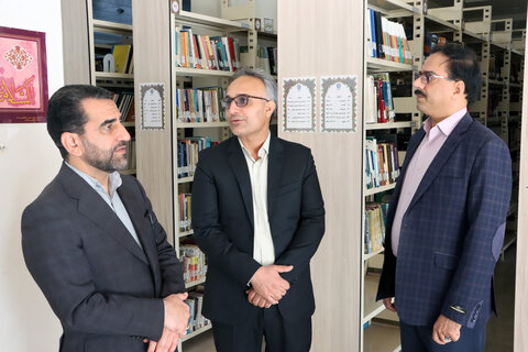 دیدار معاون استاندار یزد با پدر شهید خیّر کتابخانهساز یزدی