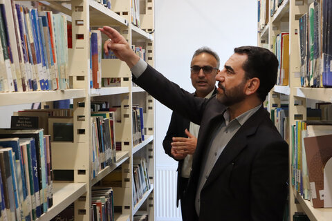 دیدار معاون استاندار یزد با پدر شهید خیّر کتابخانهساز یزدی