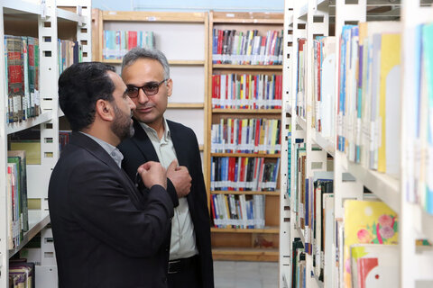 دیدار معاون استاندار یزد با پدر شهید خیّر کتابخانهساز یزدی