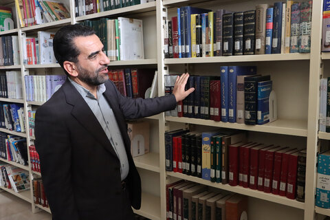 دیدار معاون استاندار یزد با پدر شهید خیّر کتابخانهساز یزدی